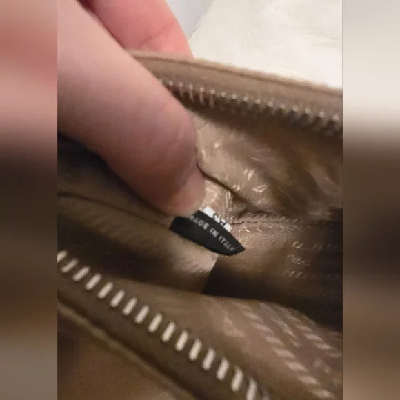 Prada Re-Edition 2005 👜 - Picture 12 of 14